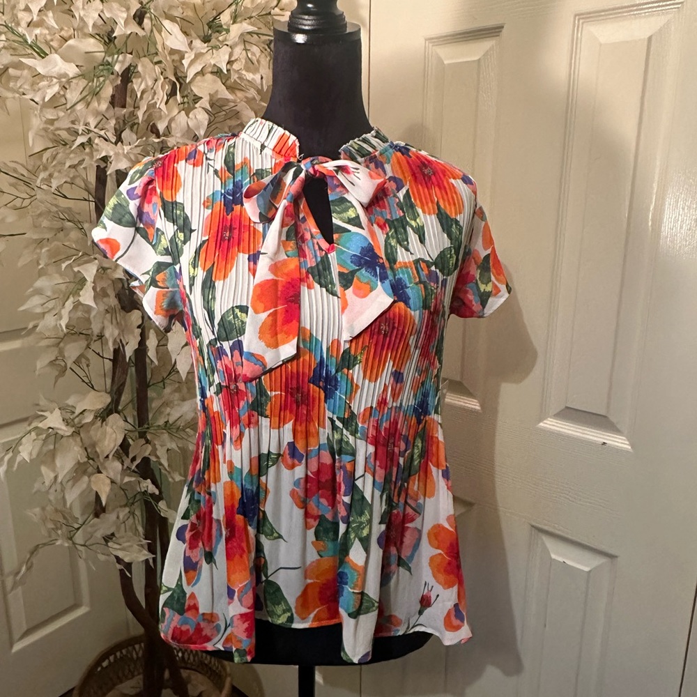 Gorgeous Sunny Leigh Floral Pleated Top with Sleeves and Bow Tie Size Small NWT